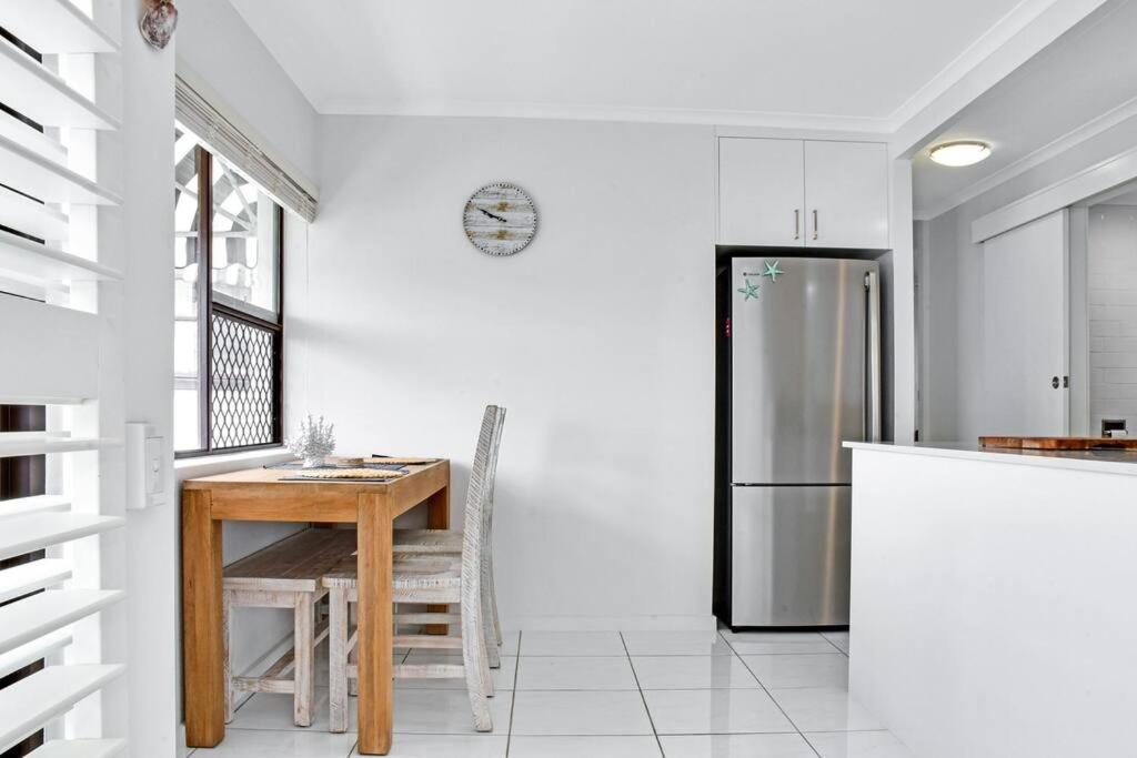 Coastal Chic Apartment - Mooloolaba and Alex