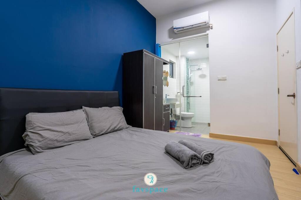 Lovely 4-bedroom condo with pool for 6 pax - Cheras