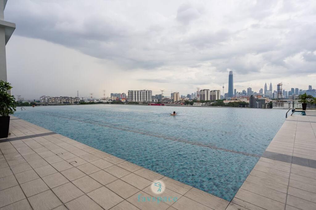 Lovely 4-bedroom condo with pool for 6 pax - Cheras