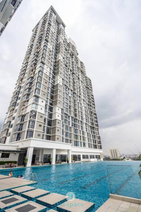 Lovely 4-bedroom condo with pool for 6 pax - Cheras