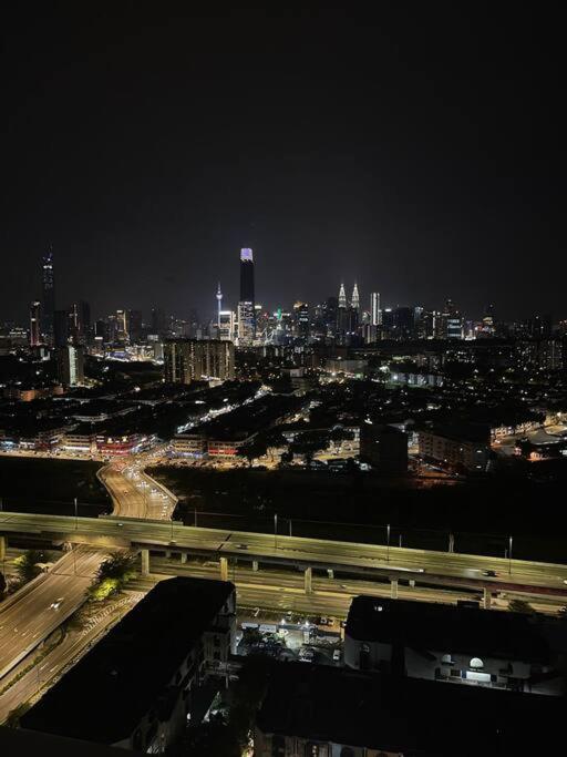 Lovely 4-bedroom condo with pool for 6 pax - Cheras