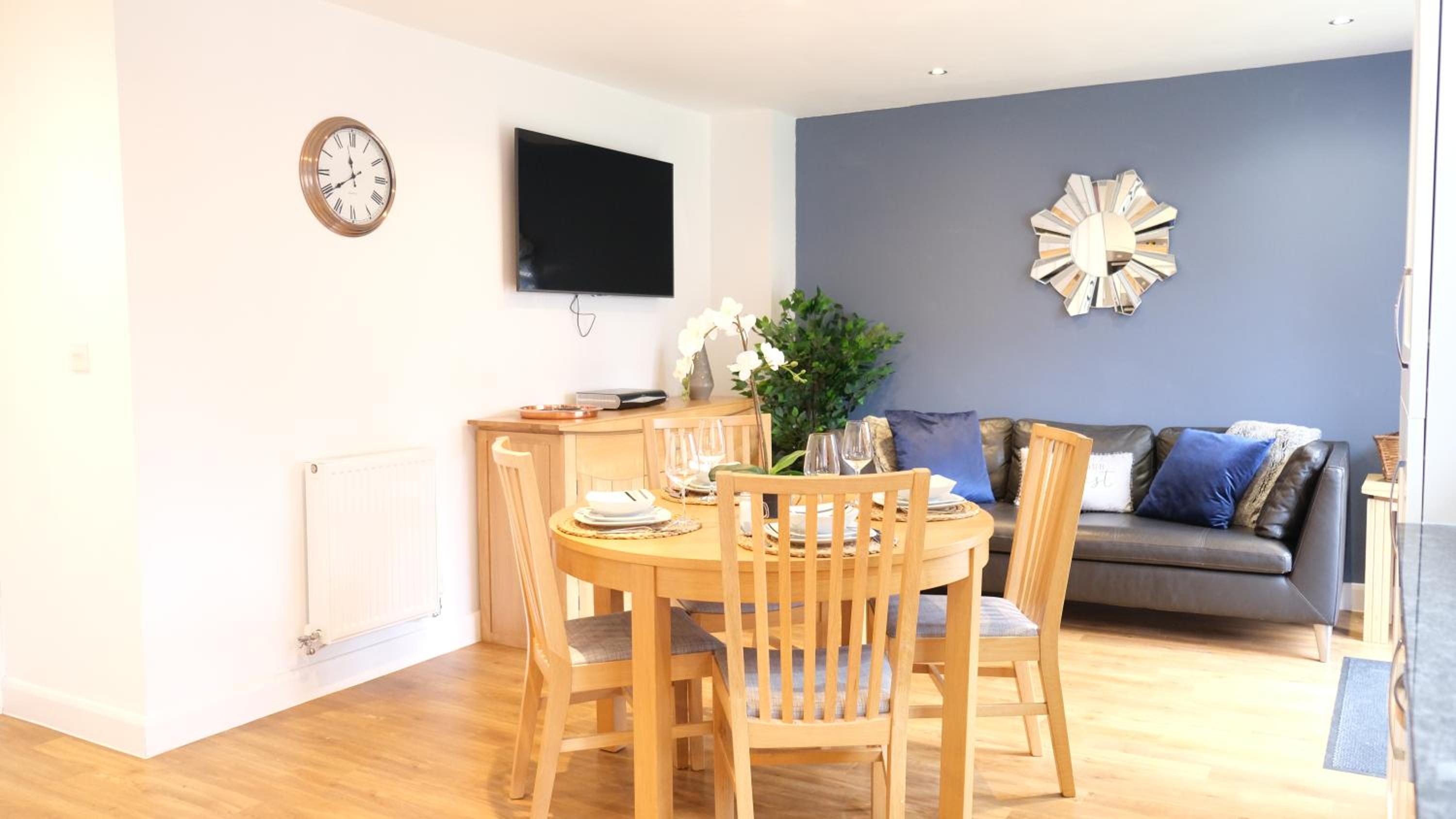 Spacious 4 Bedroom Home with Garden in Bedford view 4