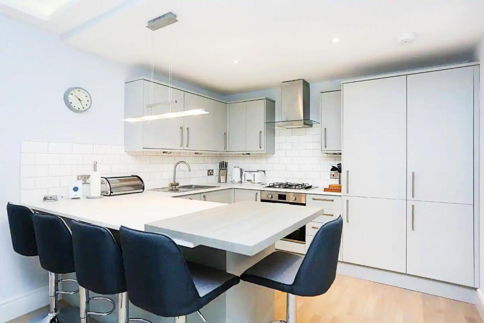 Modern 3 Bedroom Apartment, West End view 2