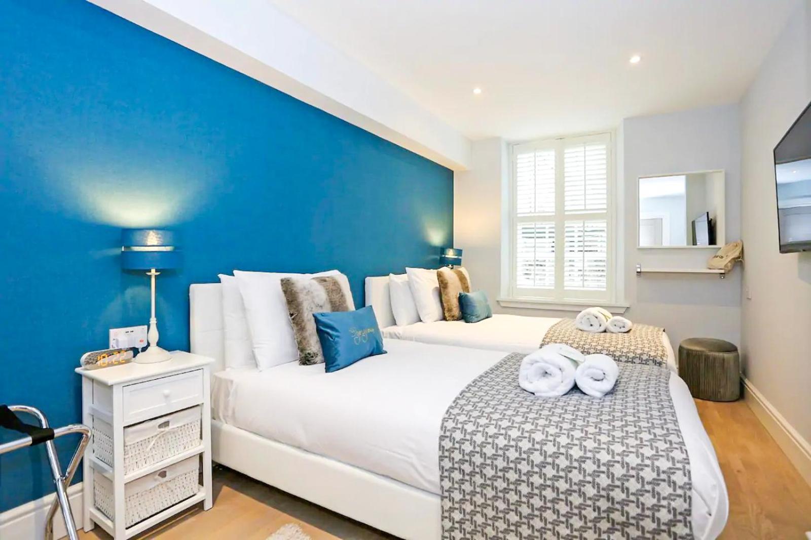 Modern 3 Bedroom Apartment, West End view 4