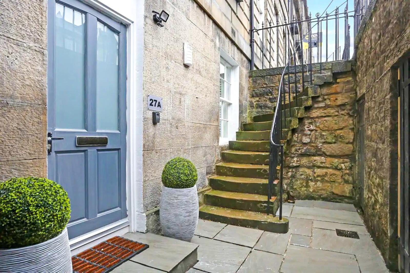 Modern 3 Bedroom Apartment, West End view 5