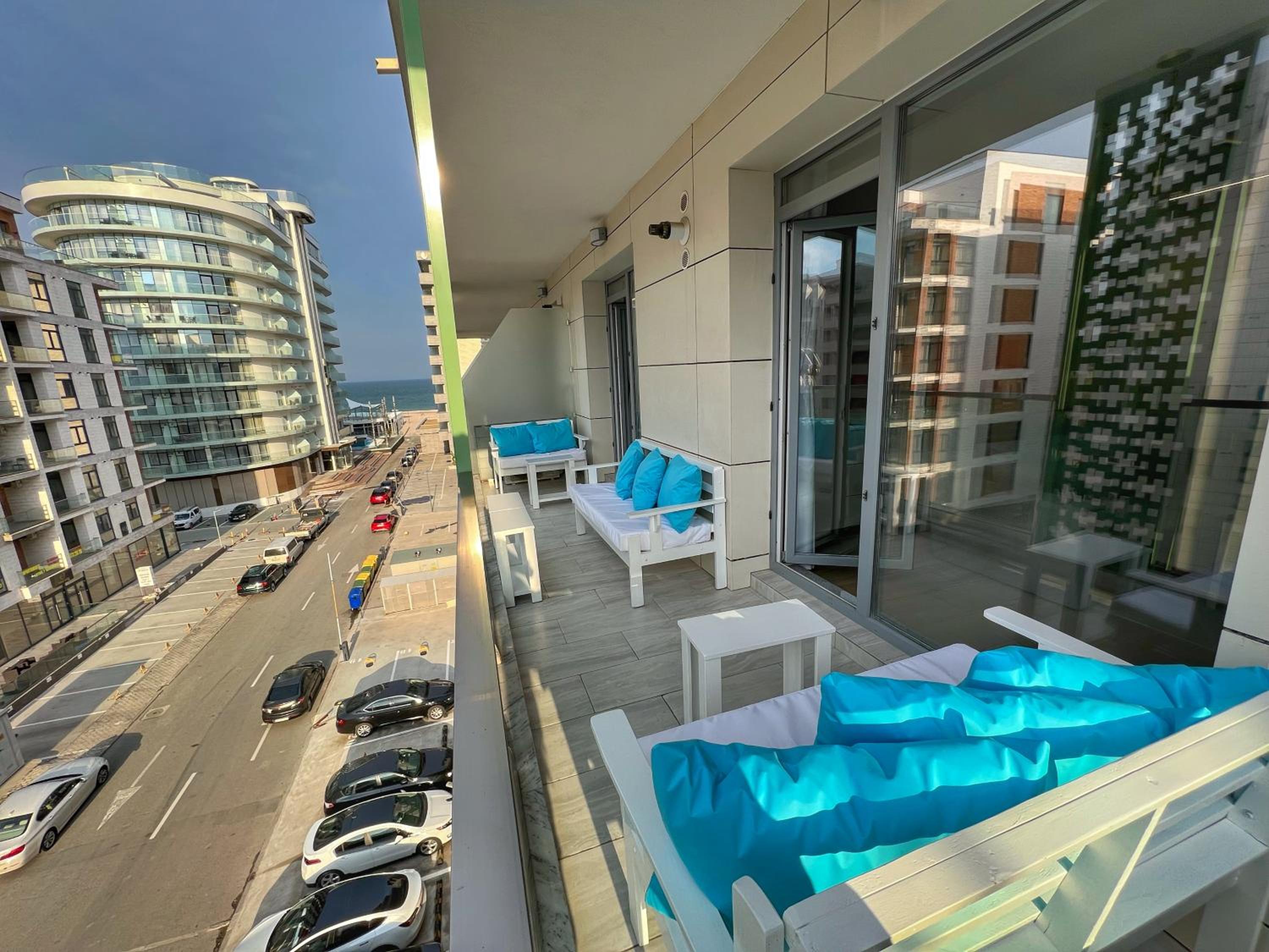Sea La Vie Apartment Mamaia view 3