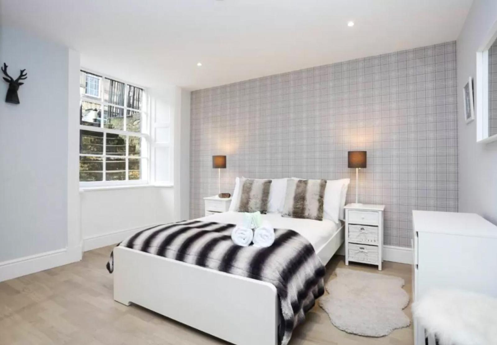 Ultra Modern, Stylish Apartment Next To Princes St view 3