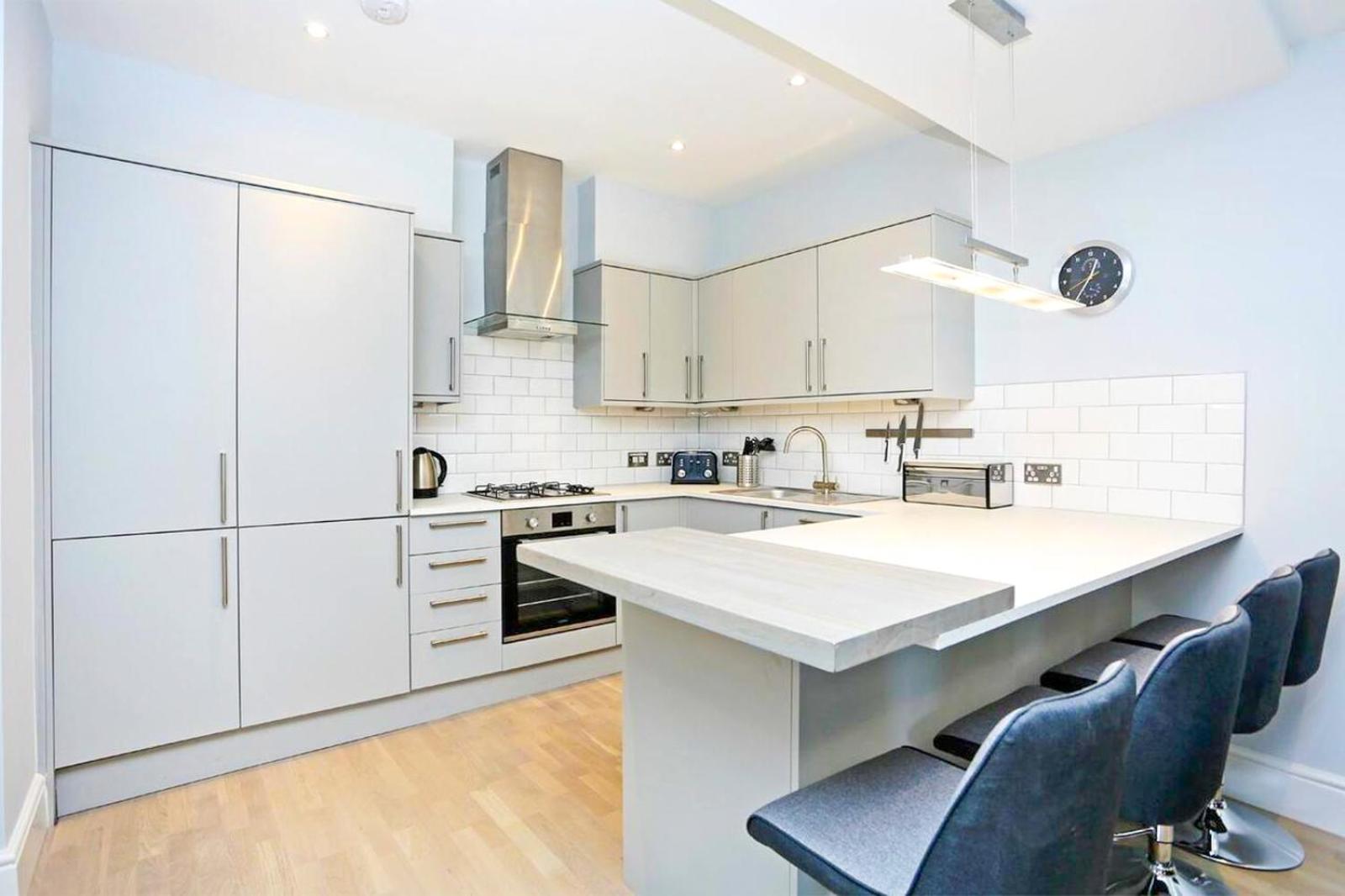 Ultra Modern, Stylish Apartment Next To Princes St view 2