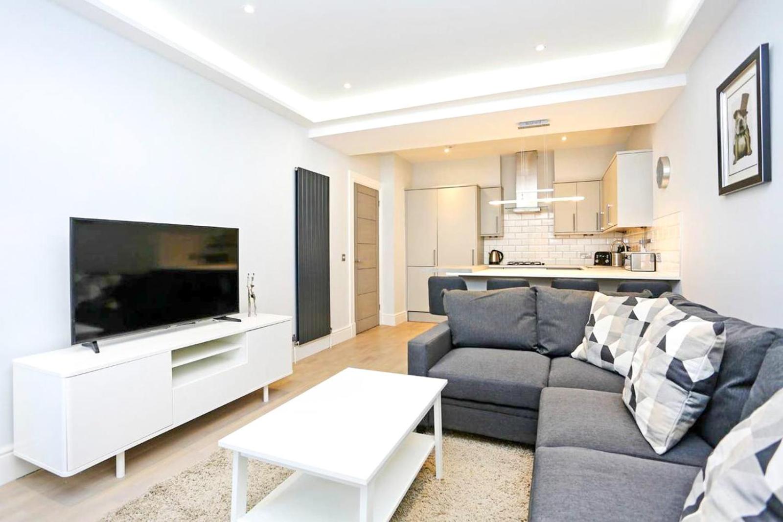 Ultra Modern, Stylish Apartment Next To Princes St view 4