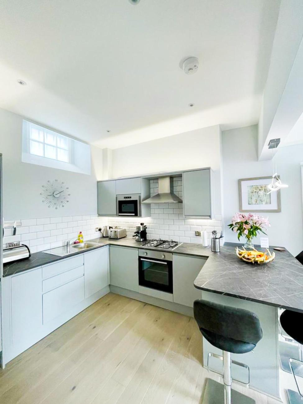 Modern & Spacious 1 Bed Apt, West End