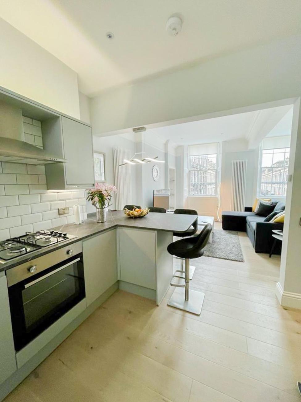 Modern & Spacious 1 Bed Apt, West End