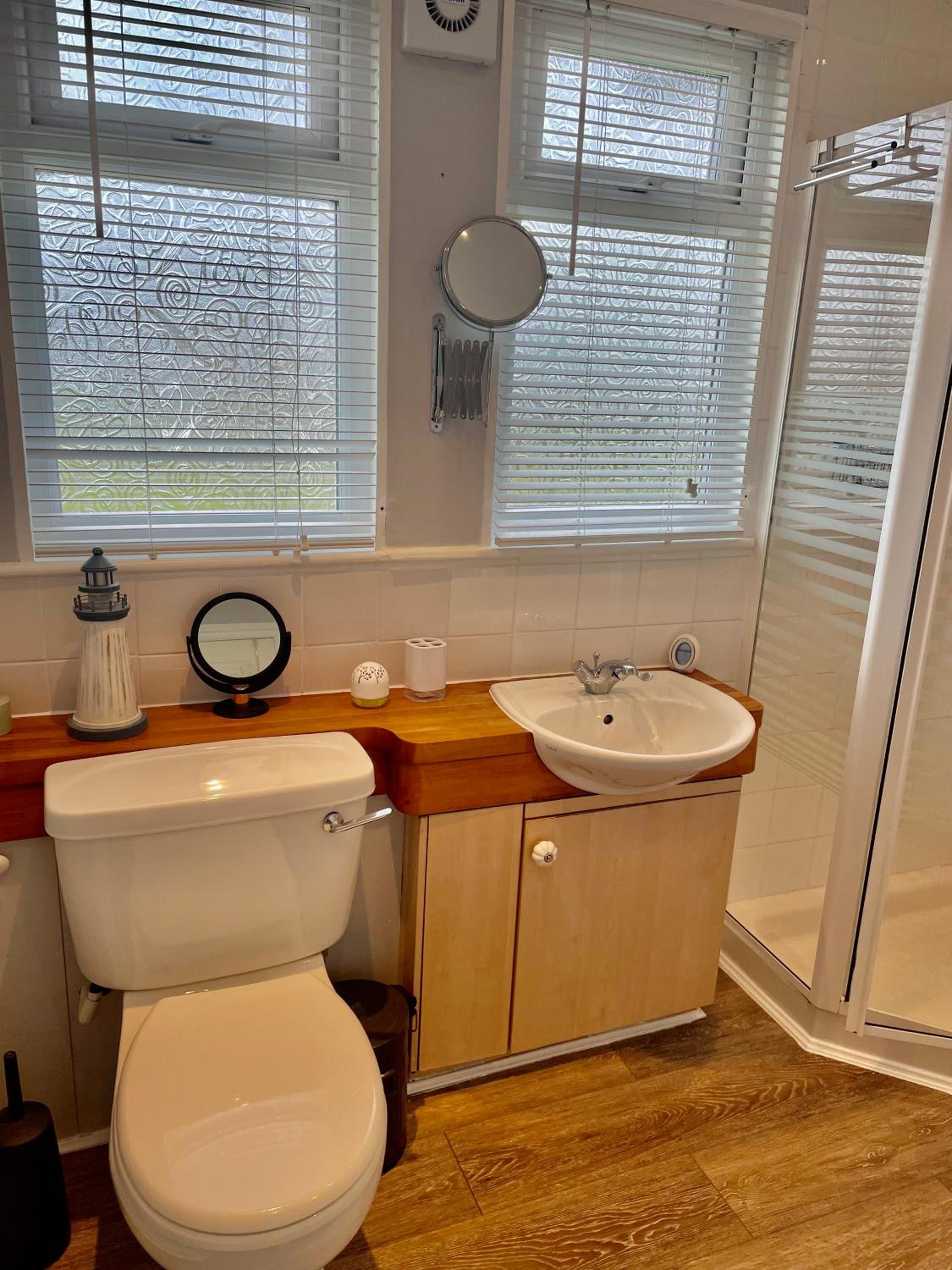 Chalet Bonair Spacious comfortable 2 Bedroom Chalet sleeping 4 Dartmouth view 5