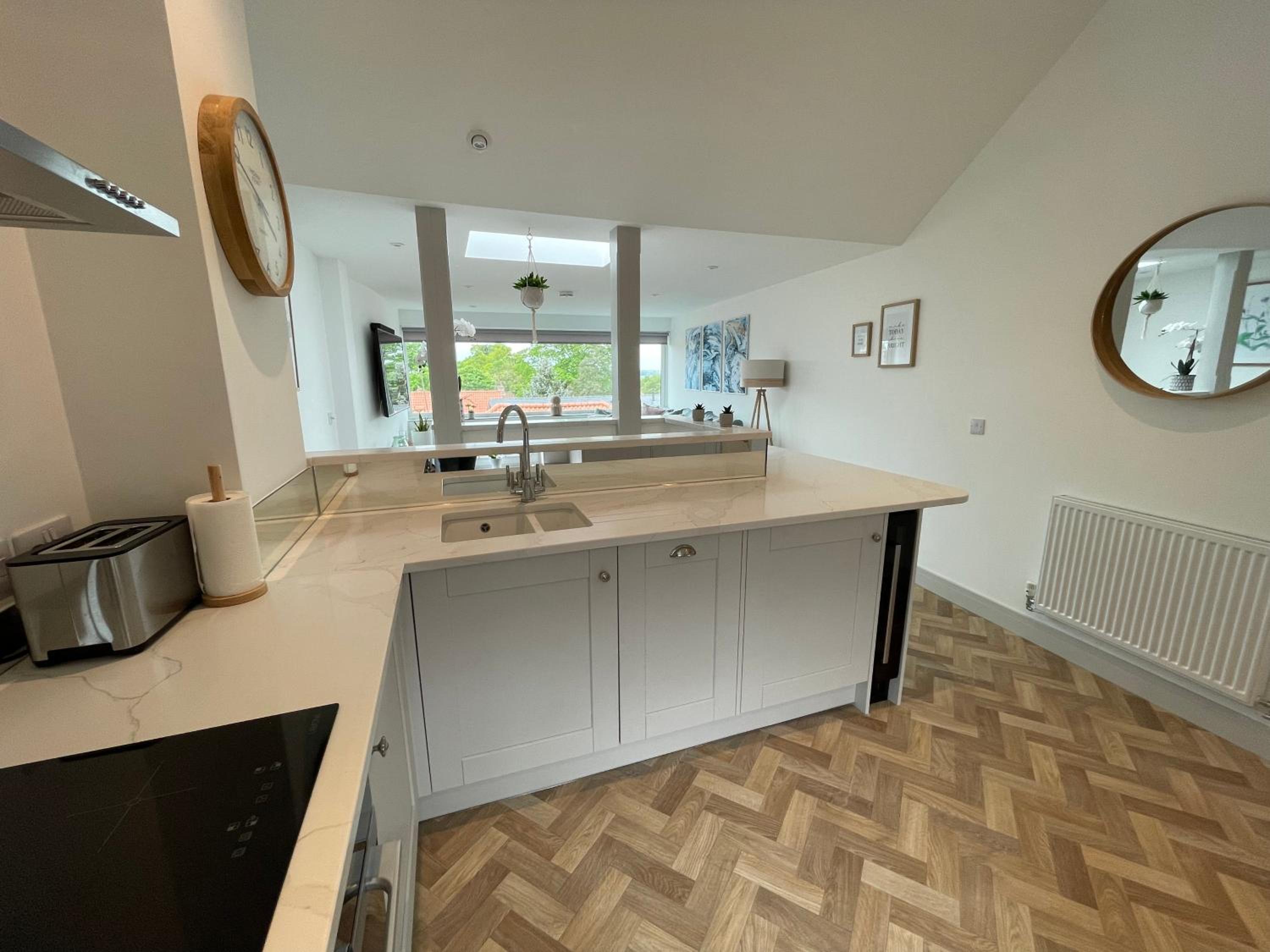 Lees Lookout Holt ,2 bedroom luxury apartment with private parking view 4