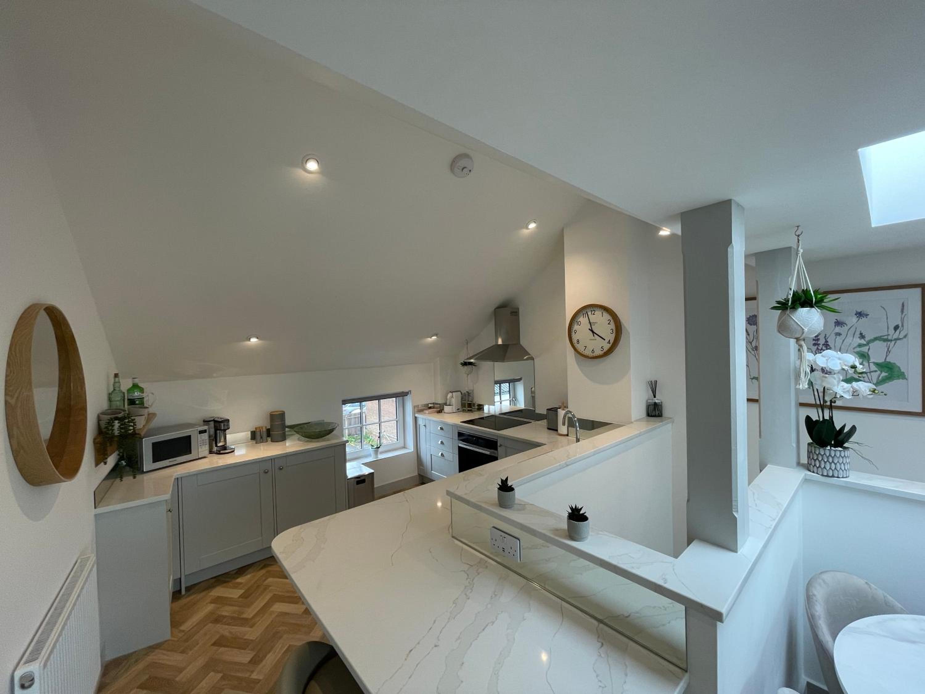 Lees Lookout Holt ,2 bedroom luxury apartment with private parking view 3