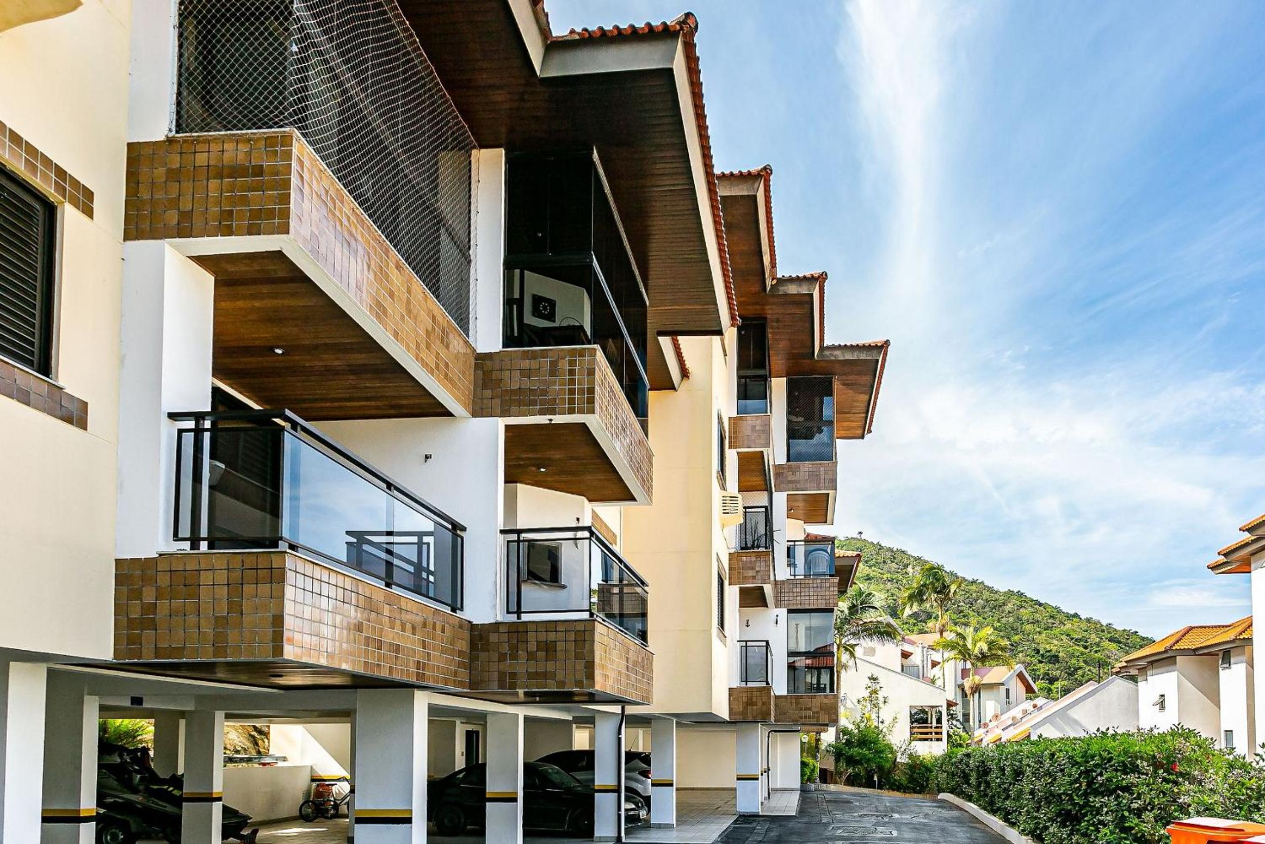 Apt w balcony and barbecue 260m Praia Brava COI302