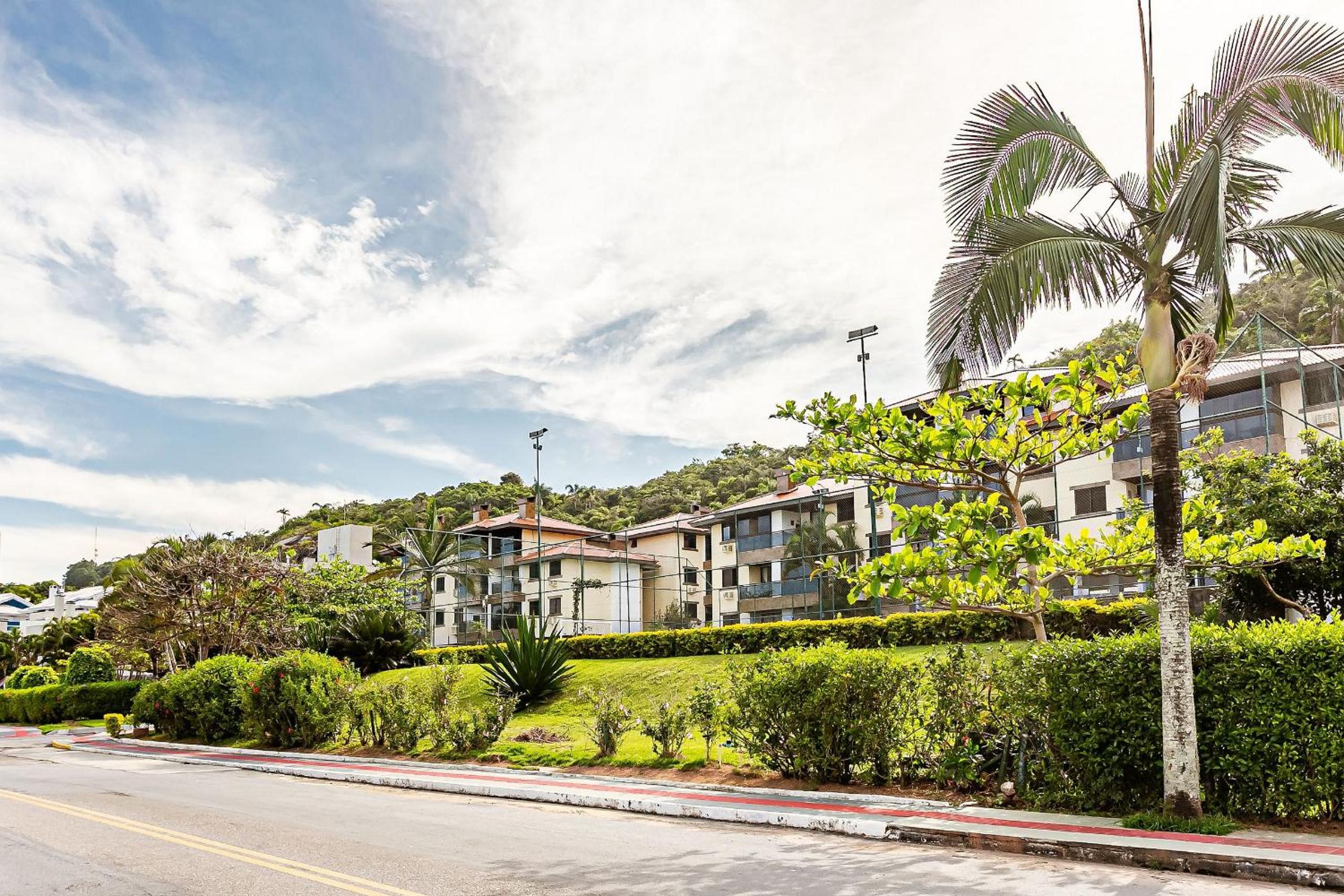 Apt w balcony and barbecue 260m Praia Brava COI302