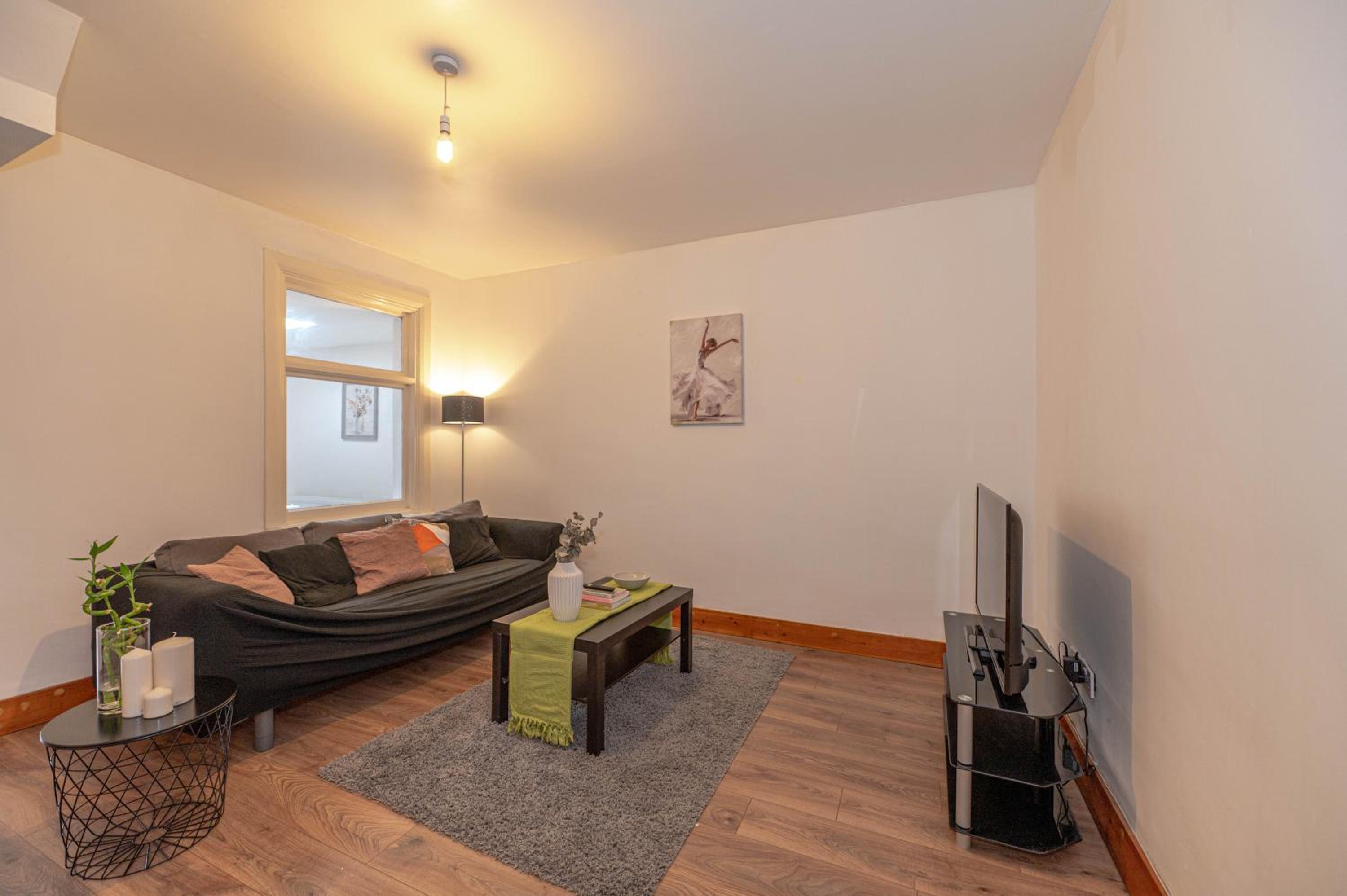 Beautiful 4 bedrooms house, 7 walk to train station view 4