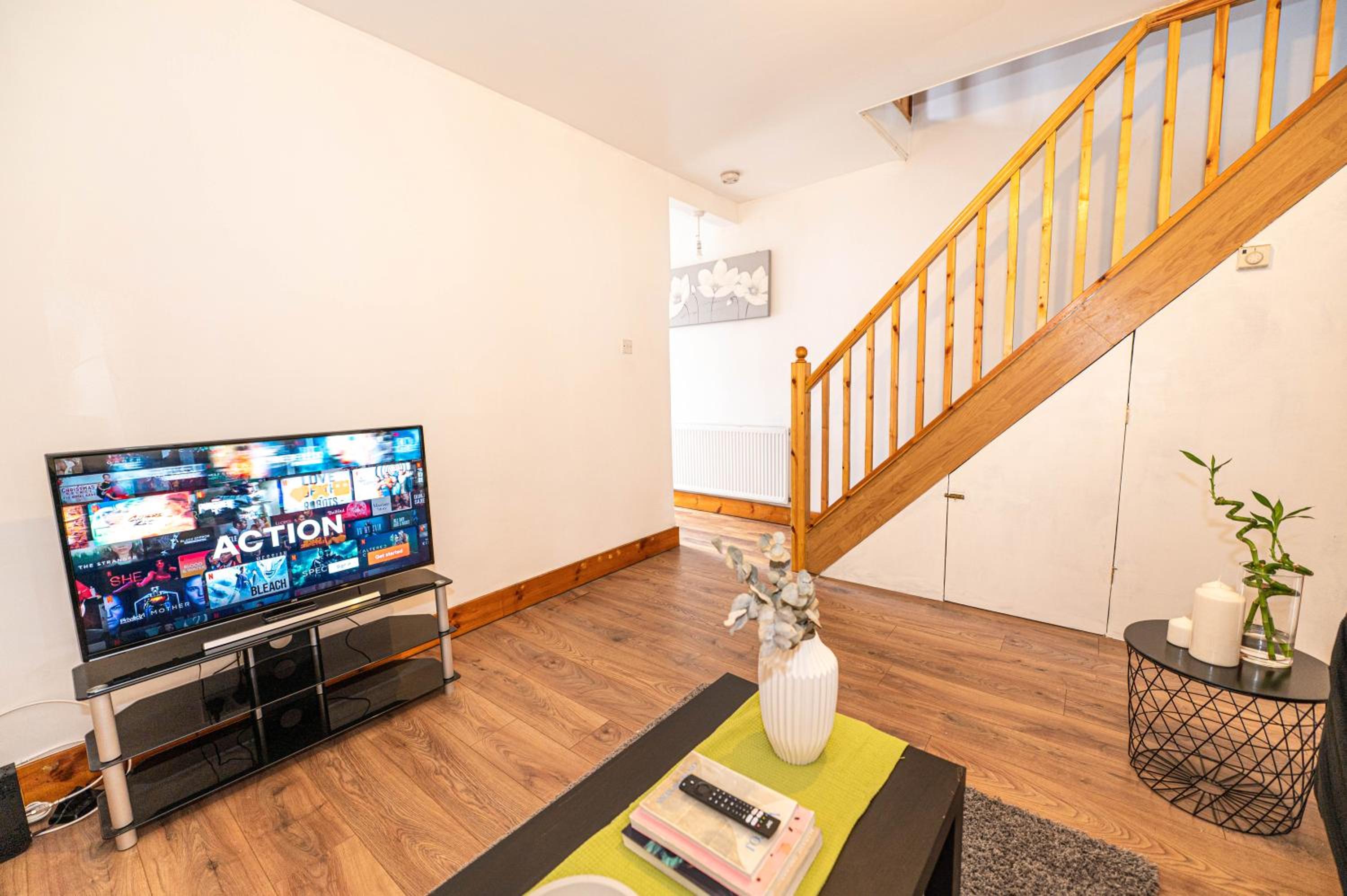 Beautiful 4 bedrooms house, 7 walk to train station view 2