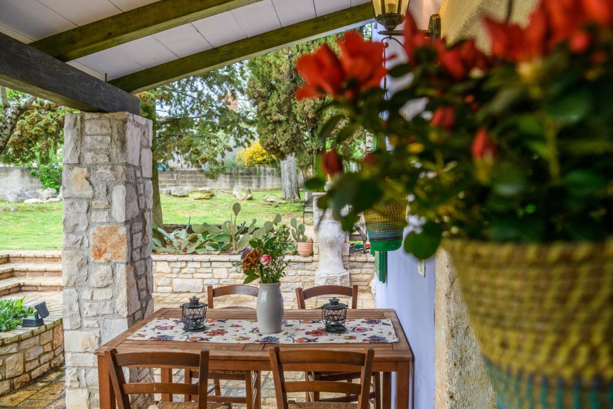 Rural home Oriana view 4