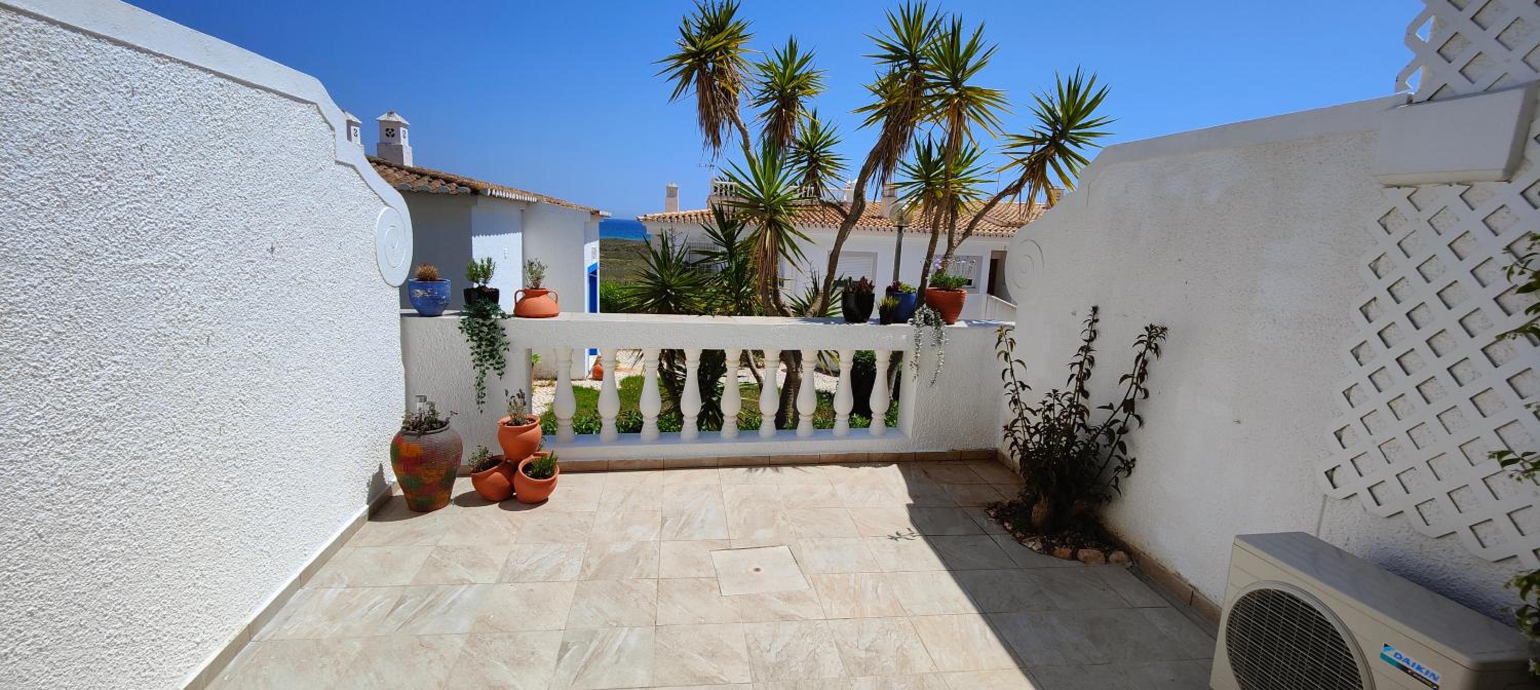 The Swallow's rest beach house - Meia Praia view 2