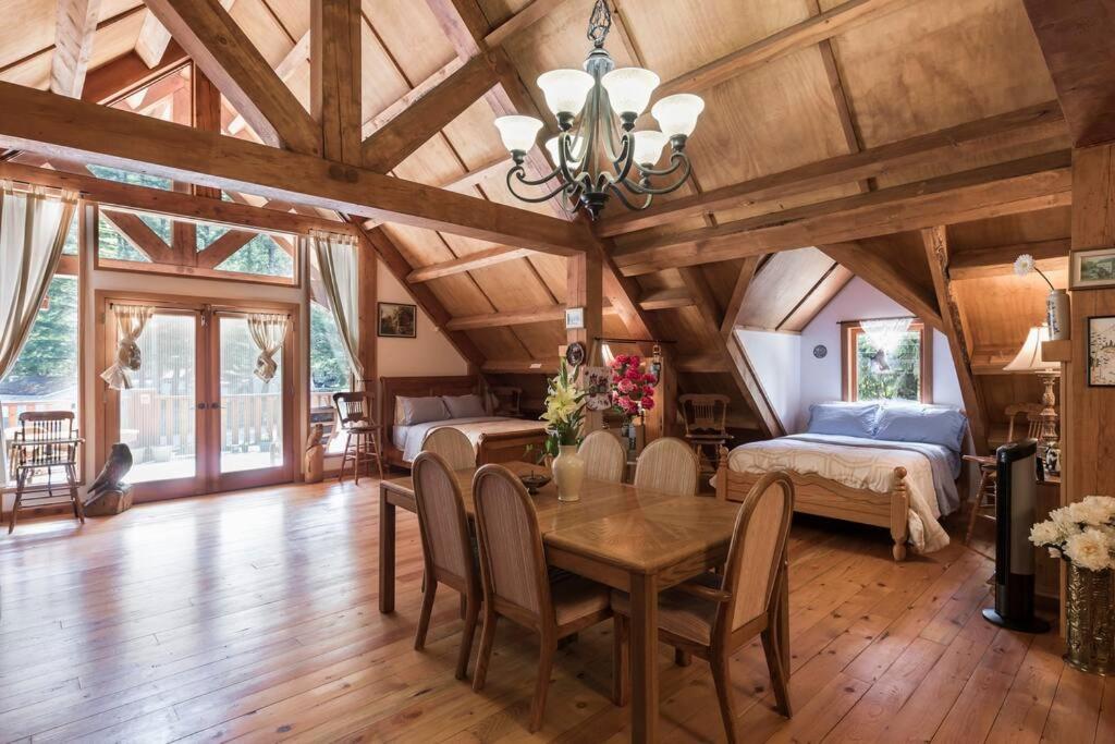 Owl Street Lodge - Image 1