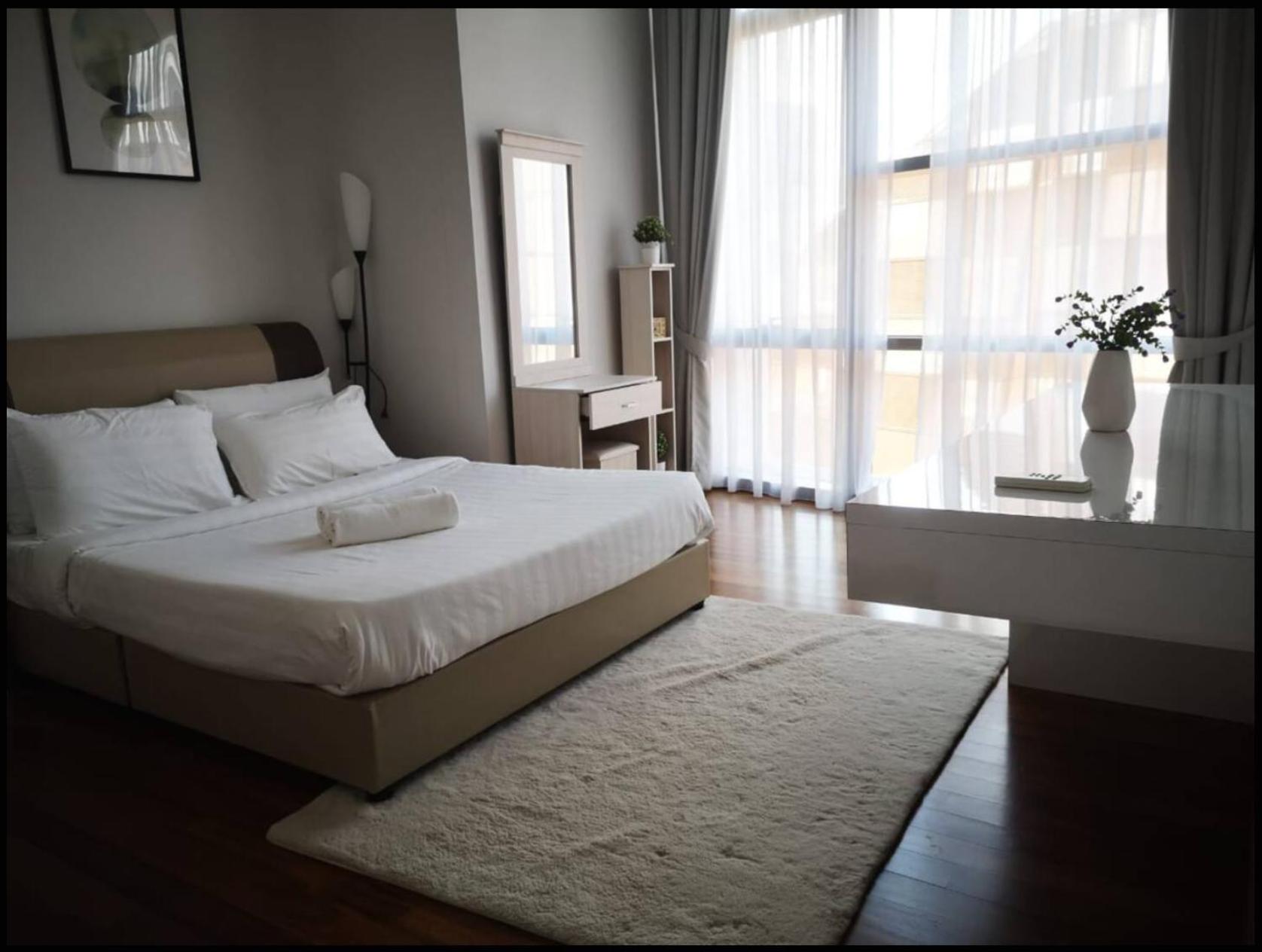 Executive 2-Bedroom Next to Paradigm Mall and New World Hotel photo 2