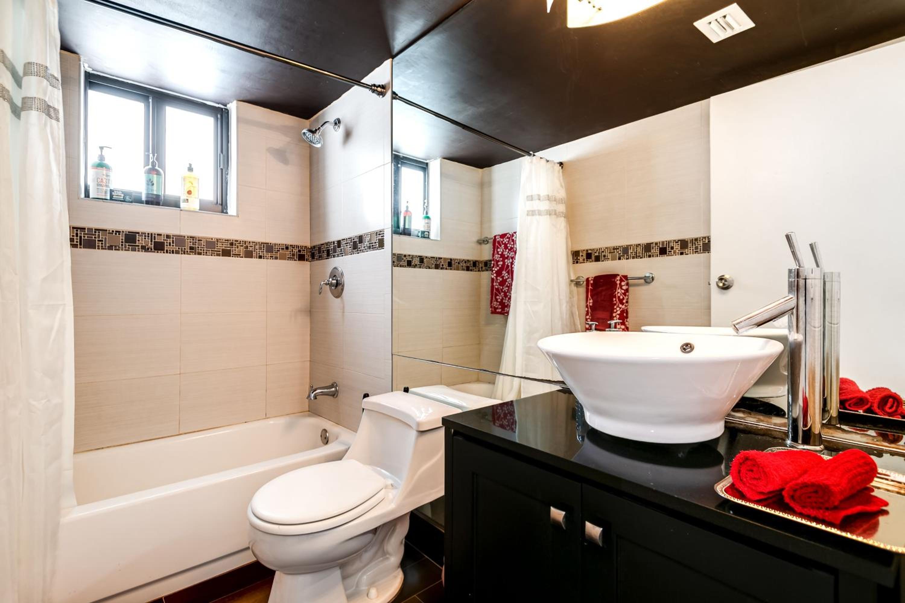 New 2Bedroom 2Bath House with Private Backyard & Jacuzzi
