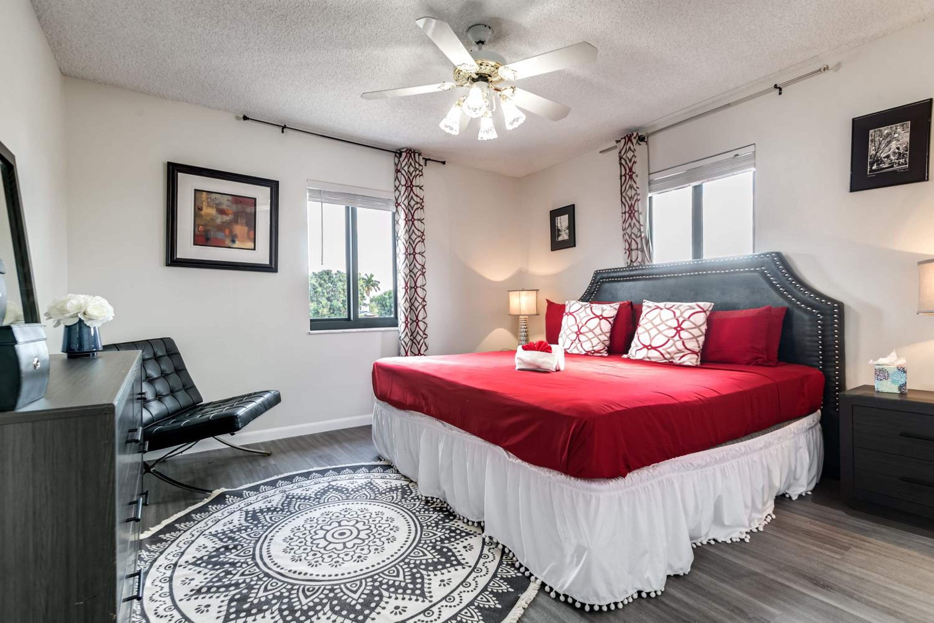 New 2Bedroom 2Bath House with Private Backyard & Jacuzzi