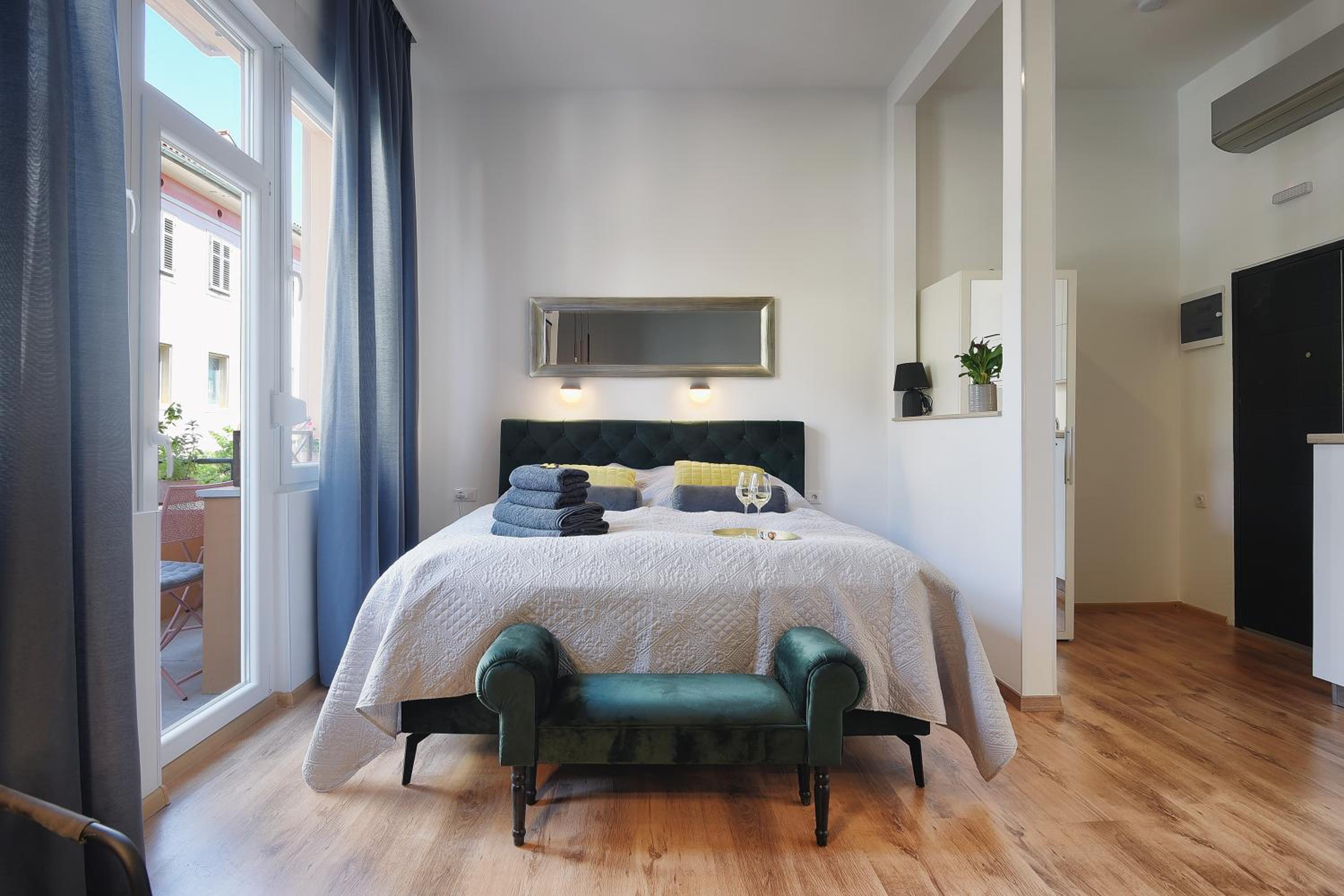 E&F Luxury Apartments view 2