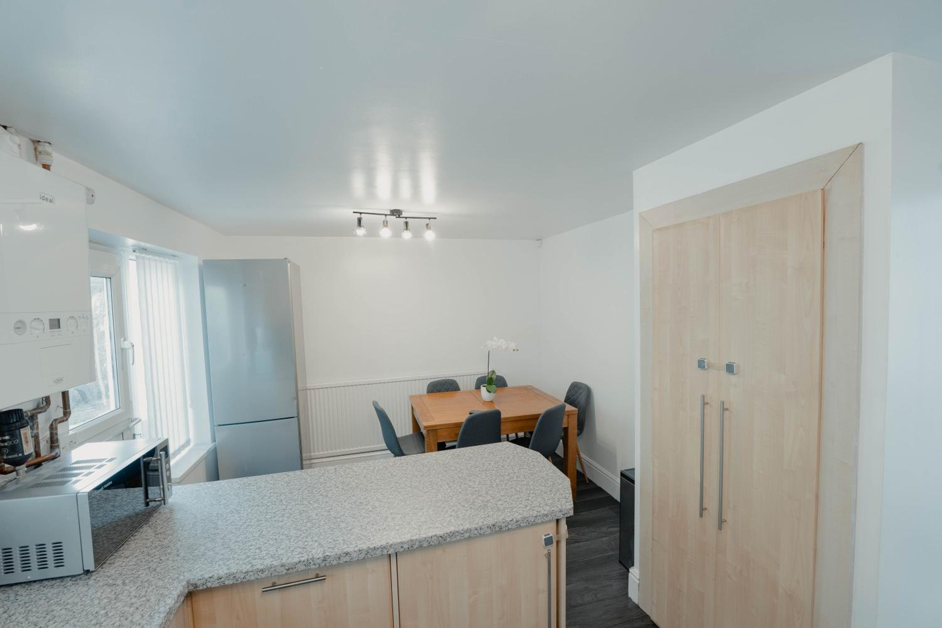 Cheerful home close to the city and Peak District view 4