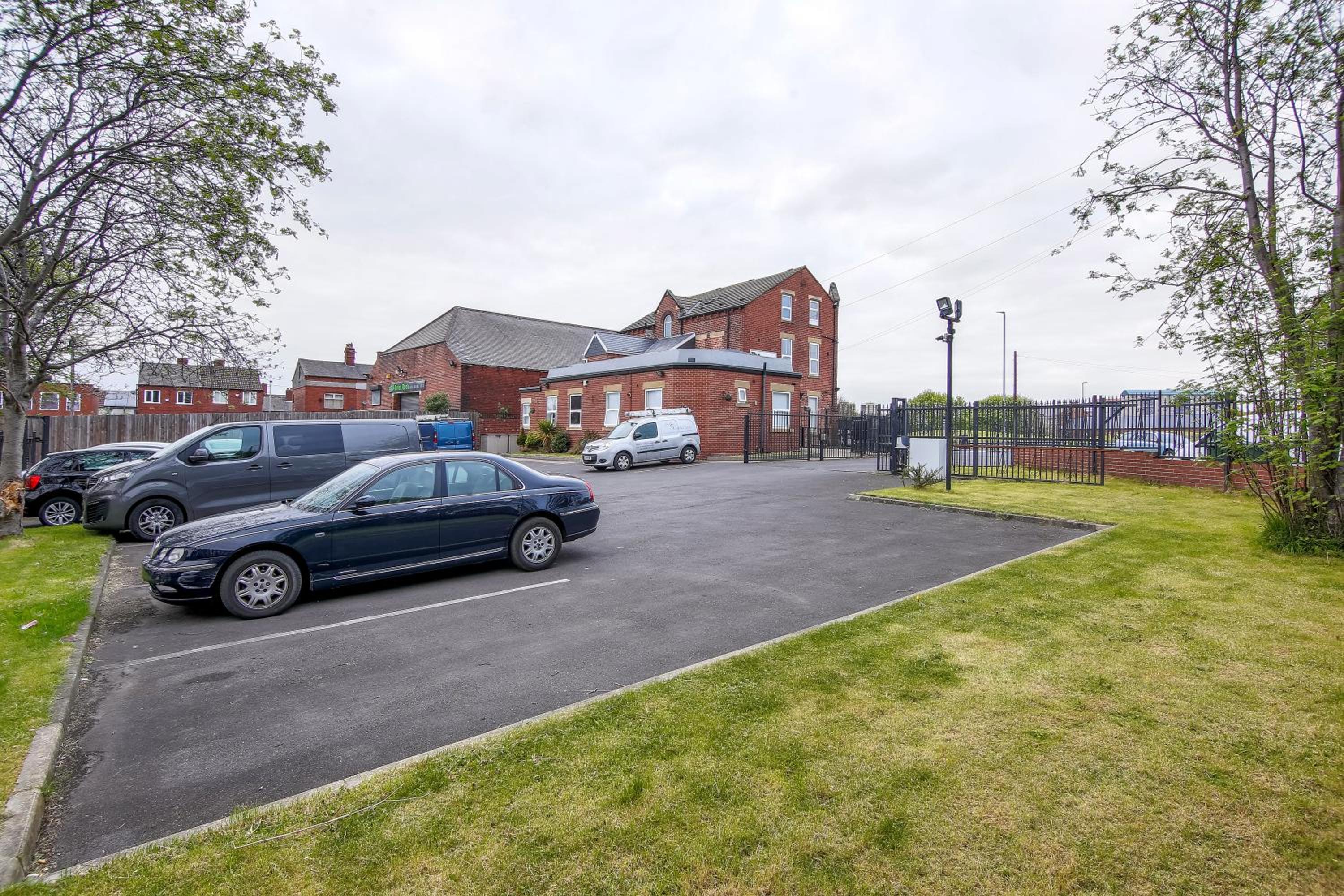 Spacious Apartment Close To City Centre with Secure Parking view 4