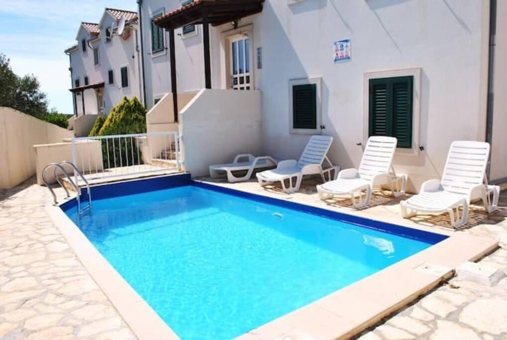 Appartamento Daisy con vista mare e piscina view 2