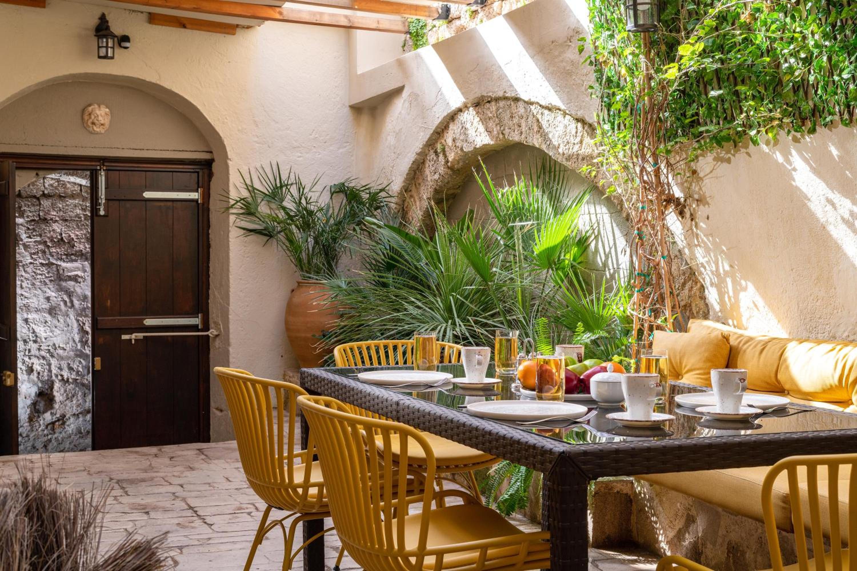 Hotel Zoe Suites - Image 1