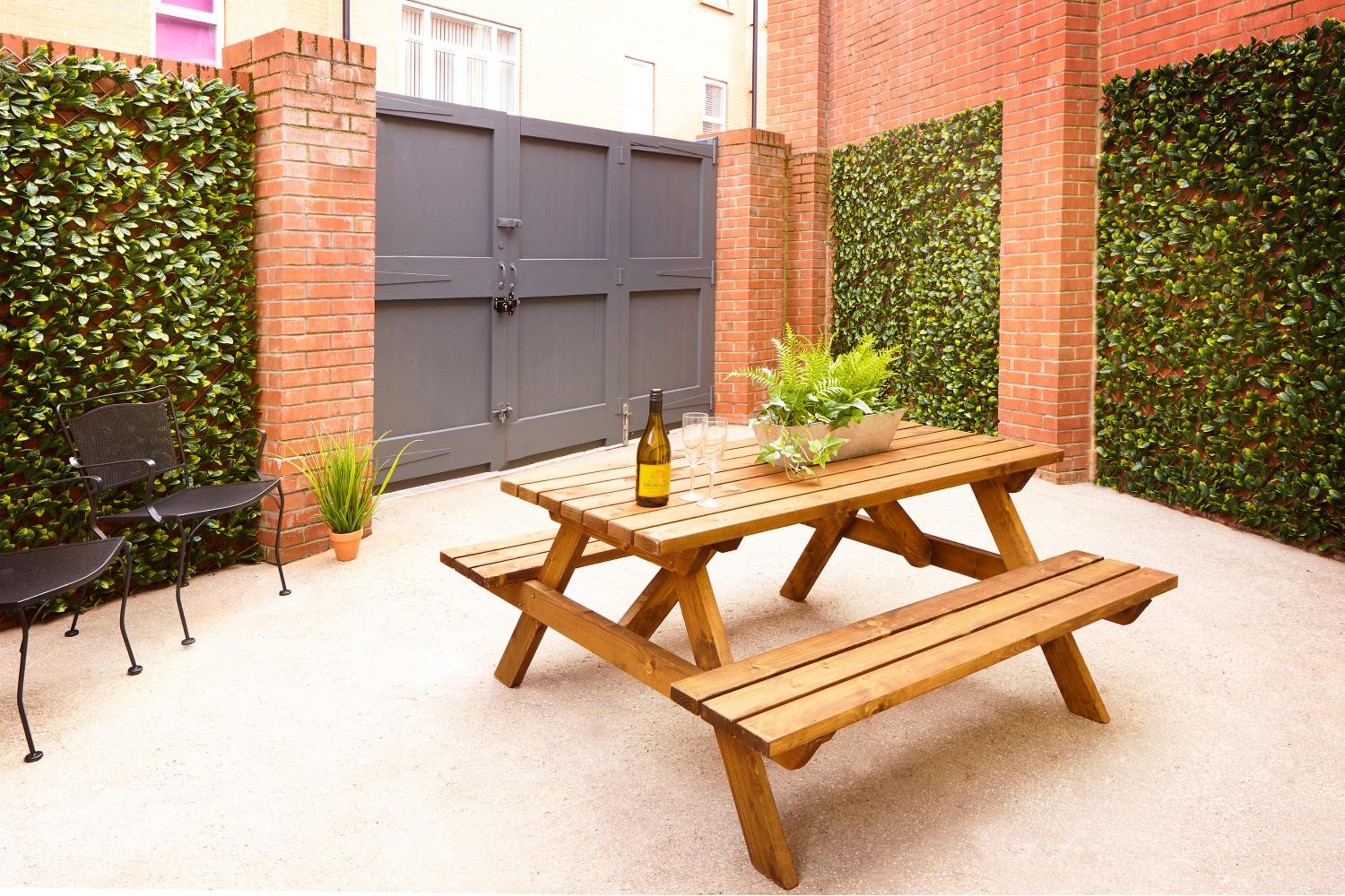 Charming 4-bed Townhouse on South Cliff view 3