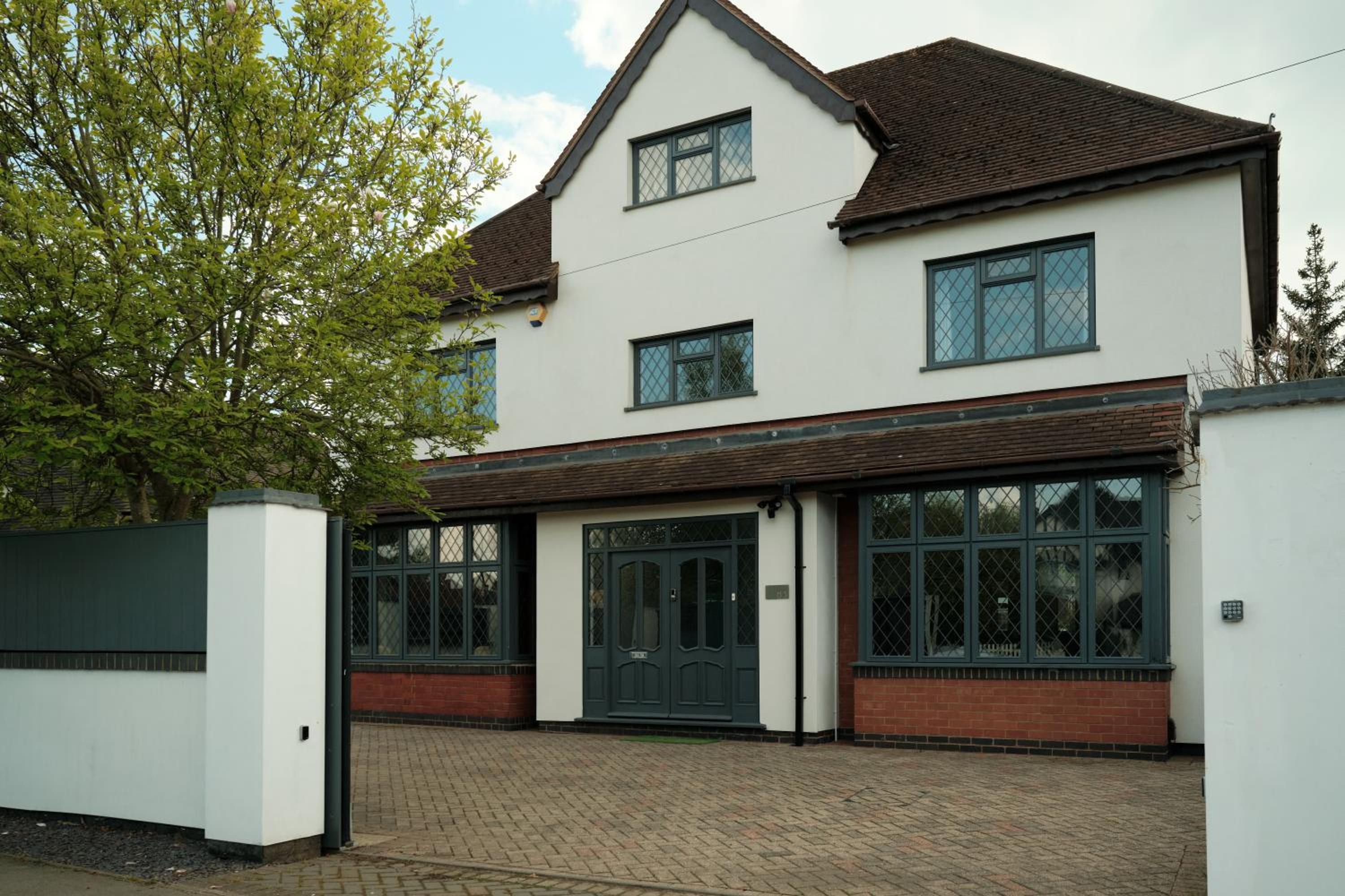 Modern Spacious House - Sleeps 16, Free Parking, Sun Terrace view 2