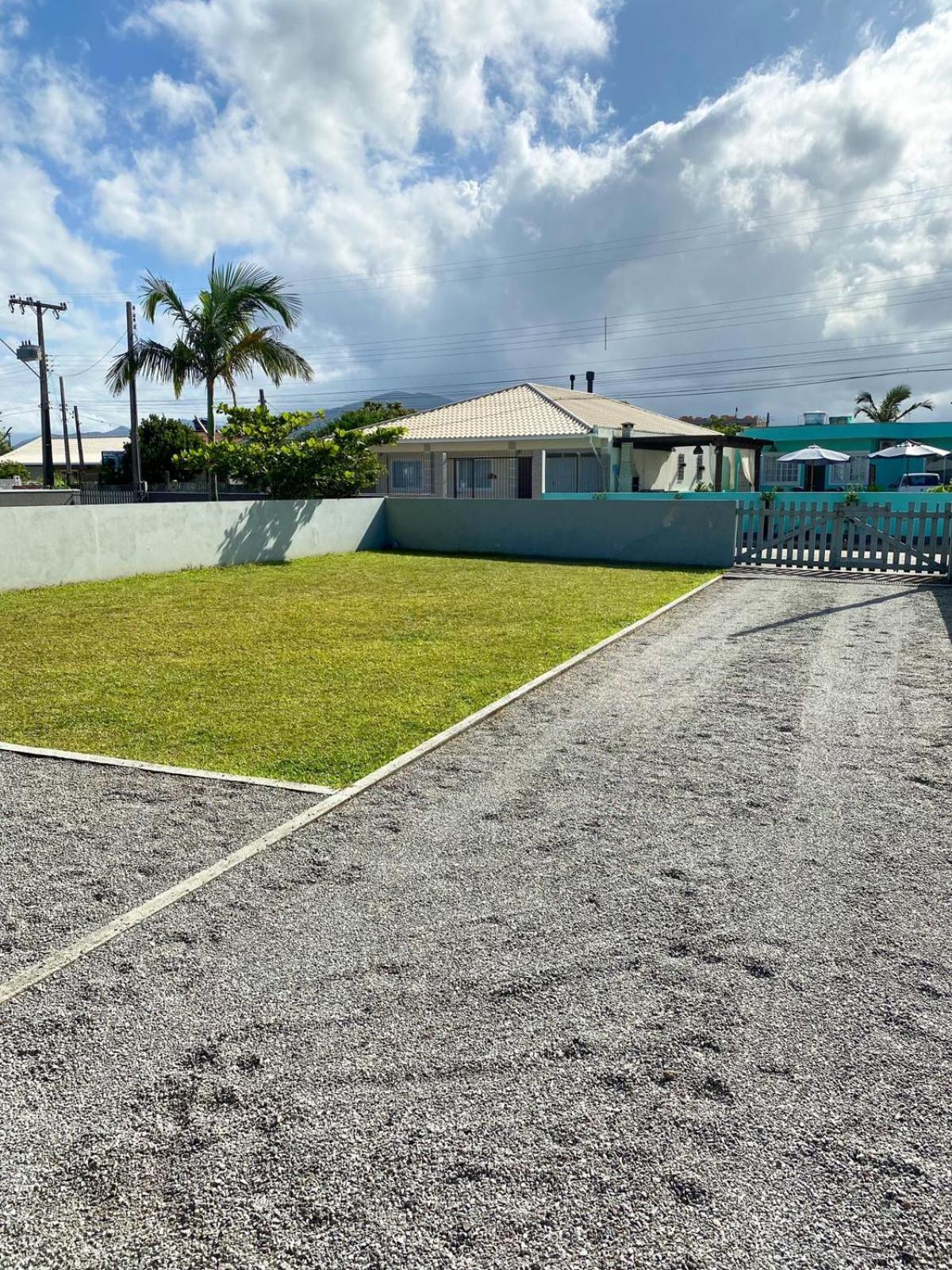 CASA COMPLETA para alugar na Praia da Pinheira.