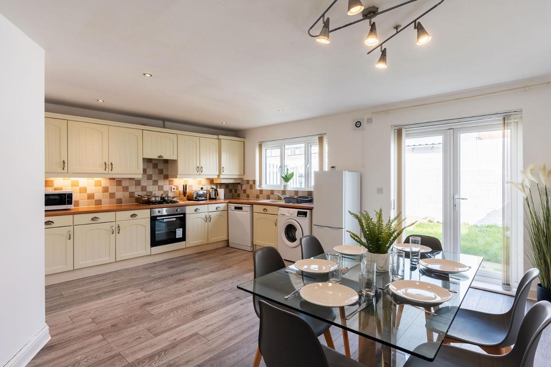 Modern & Spacious Cottage & Private Parking & Leisure view 2