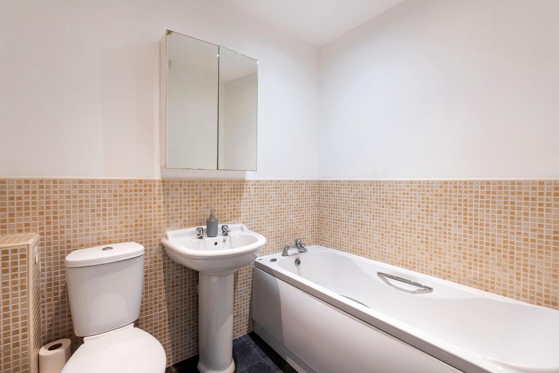Modern & Spacious Cottage & Private Parking & Leisure view 5