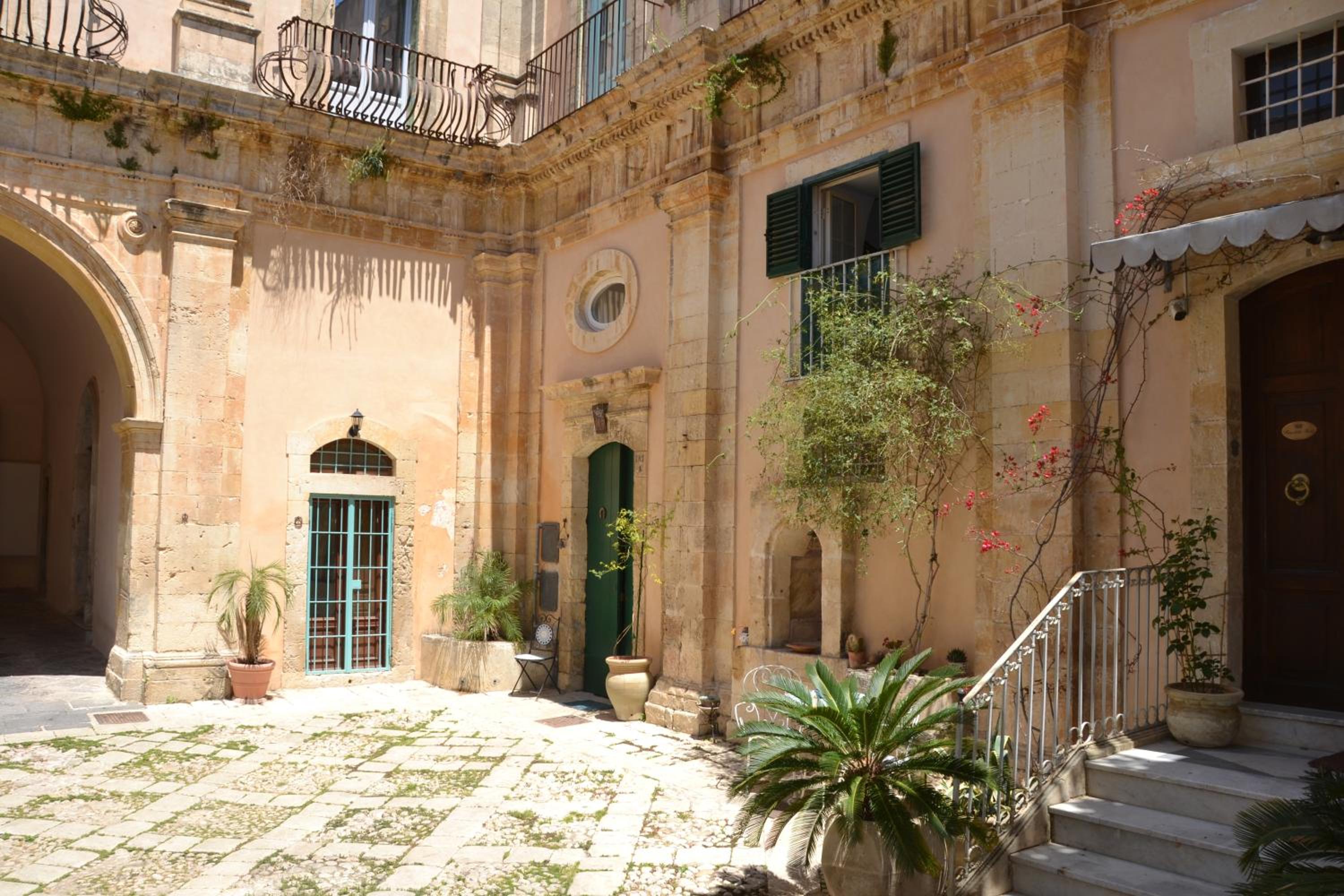 Hotel SUD room Palazzo Rau della Ferla - Image 1