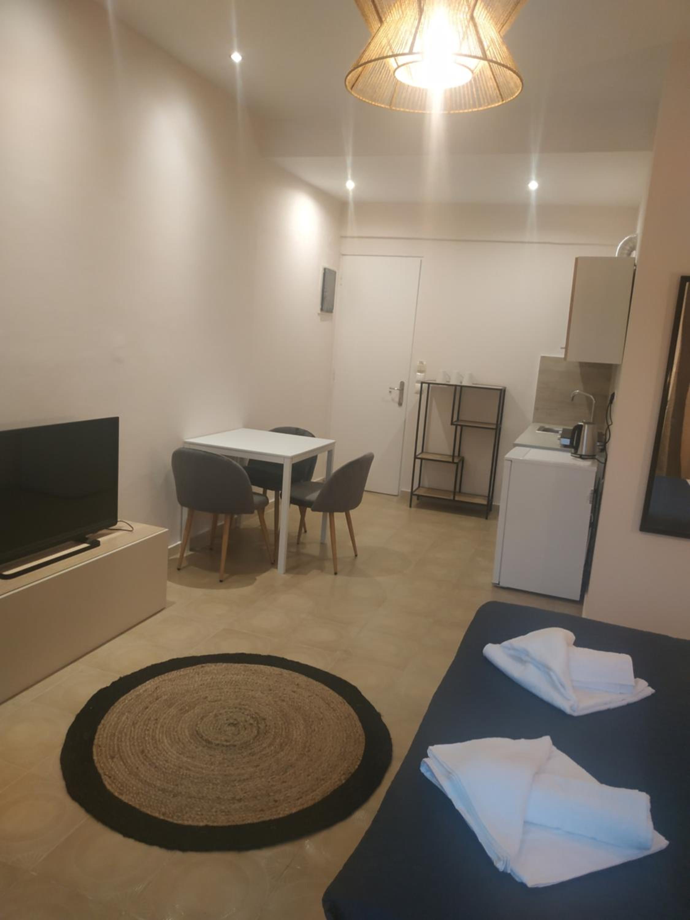 Elthimia's apartment photo 5