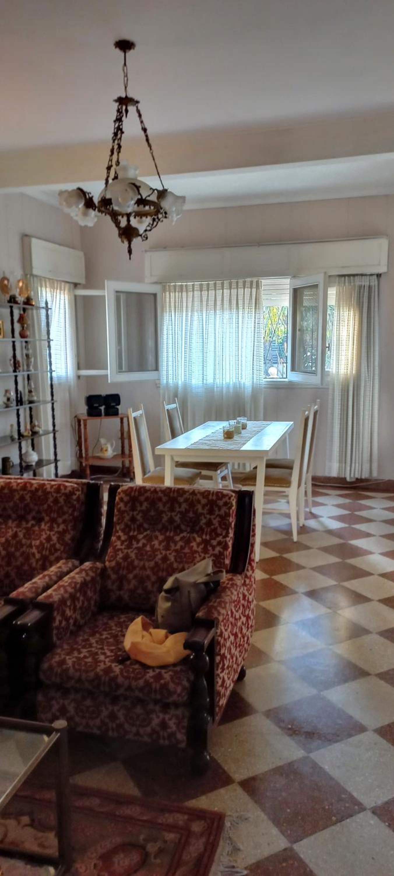 Casona LA FLORIDA con parque y pileta, a una cuadra del río