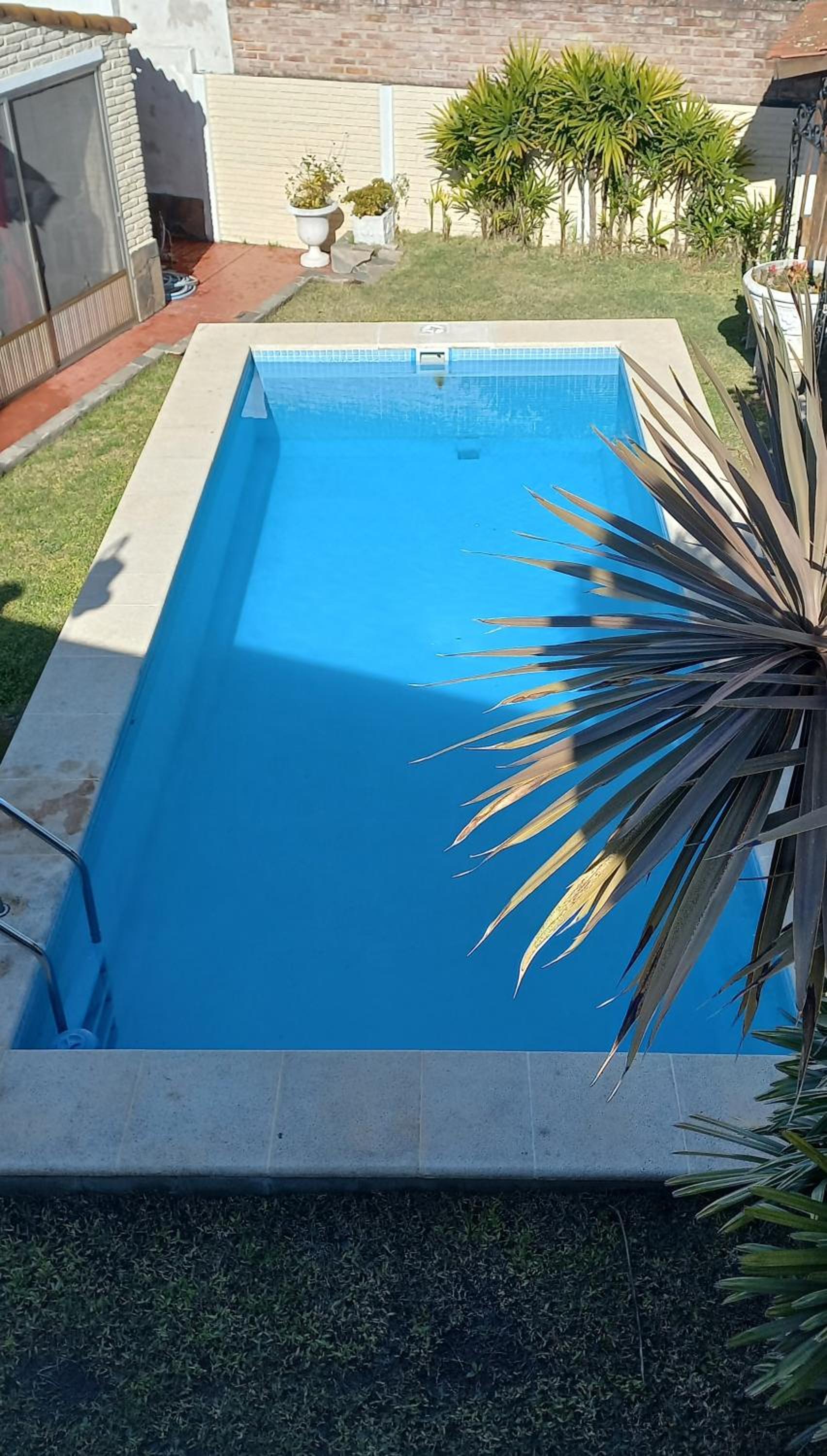 Casona LA FLORIDA con parque y pileta, a una cuadra del río
