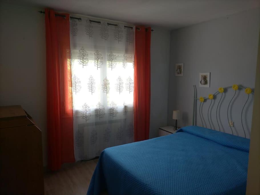 Chalet adosado con jardín view 4