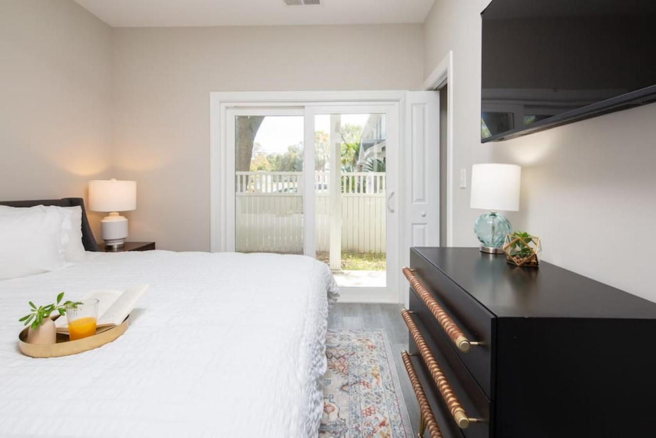 Lovely 4BR King Beds Steps To Beach and Pier J view 3