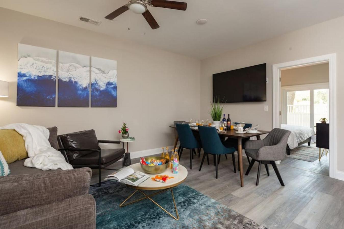 Lovely 4BR King Beds Steps To Beach and Pier J view 4