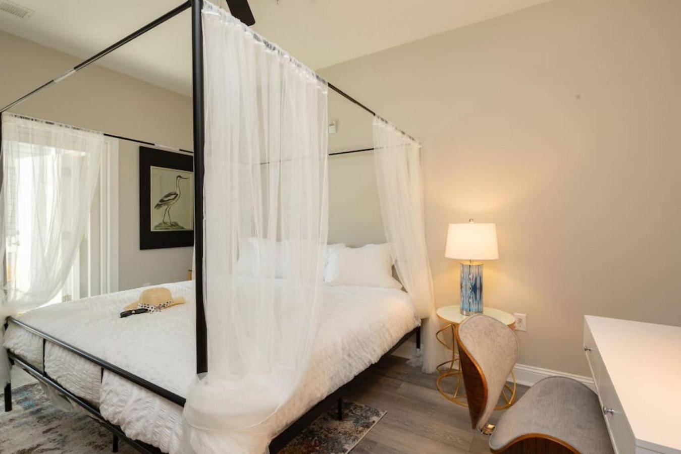 Lovely 4BR King Beds Steps To Beach and Pier J view 5