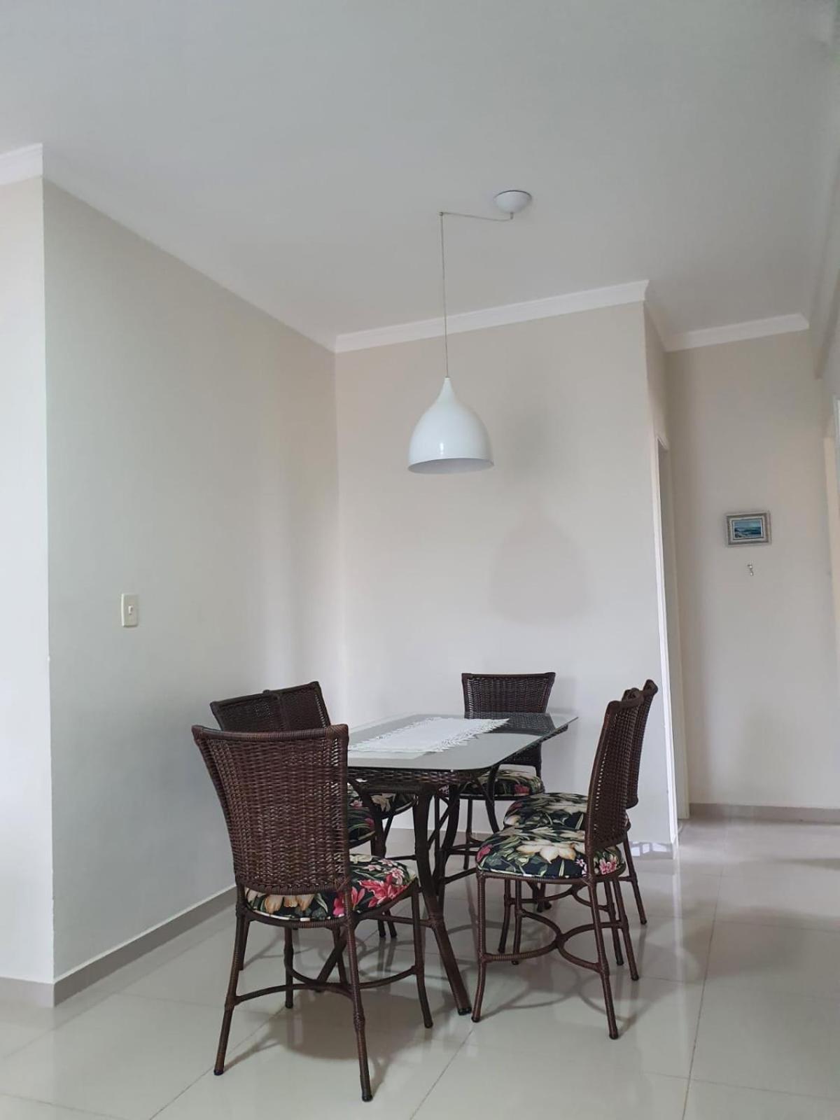 Apartamento 3 quartos 8 pessoas a 50 mts da Praia de Bombas, a 100m da Passarela do Ribeiro