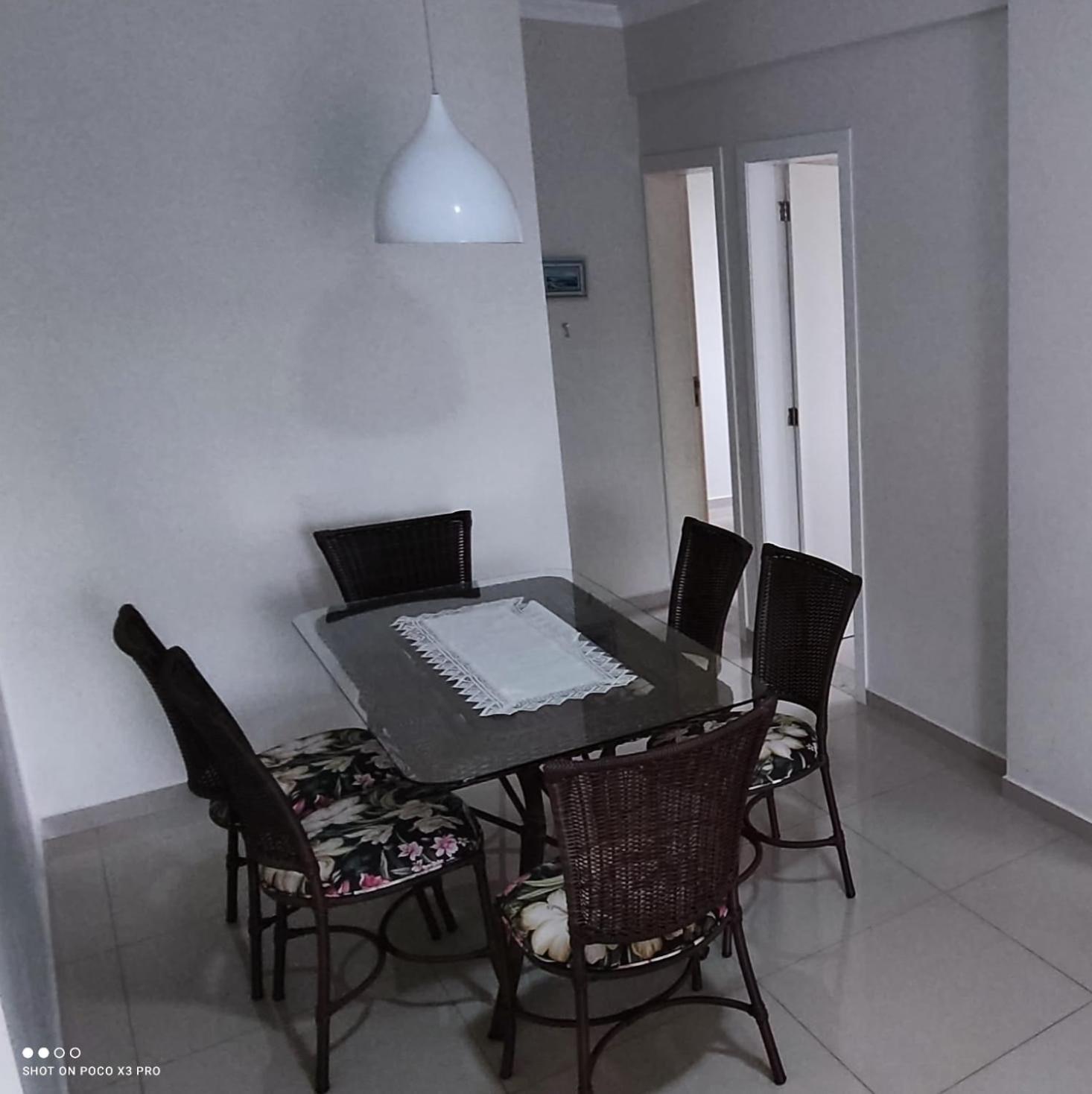 Apartamento 3 quartos 8 pessoas a 50 mts da Praia de Bombas, a 100m da Passarela do Ribeiro