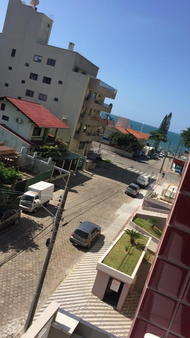 Apartamento 3 quartos 8 pessoas a 50 mts da Praia de Bombas, a 100m da Passarela do Ribeiro