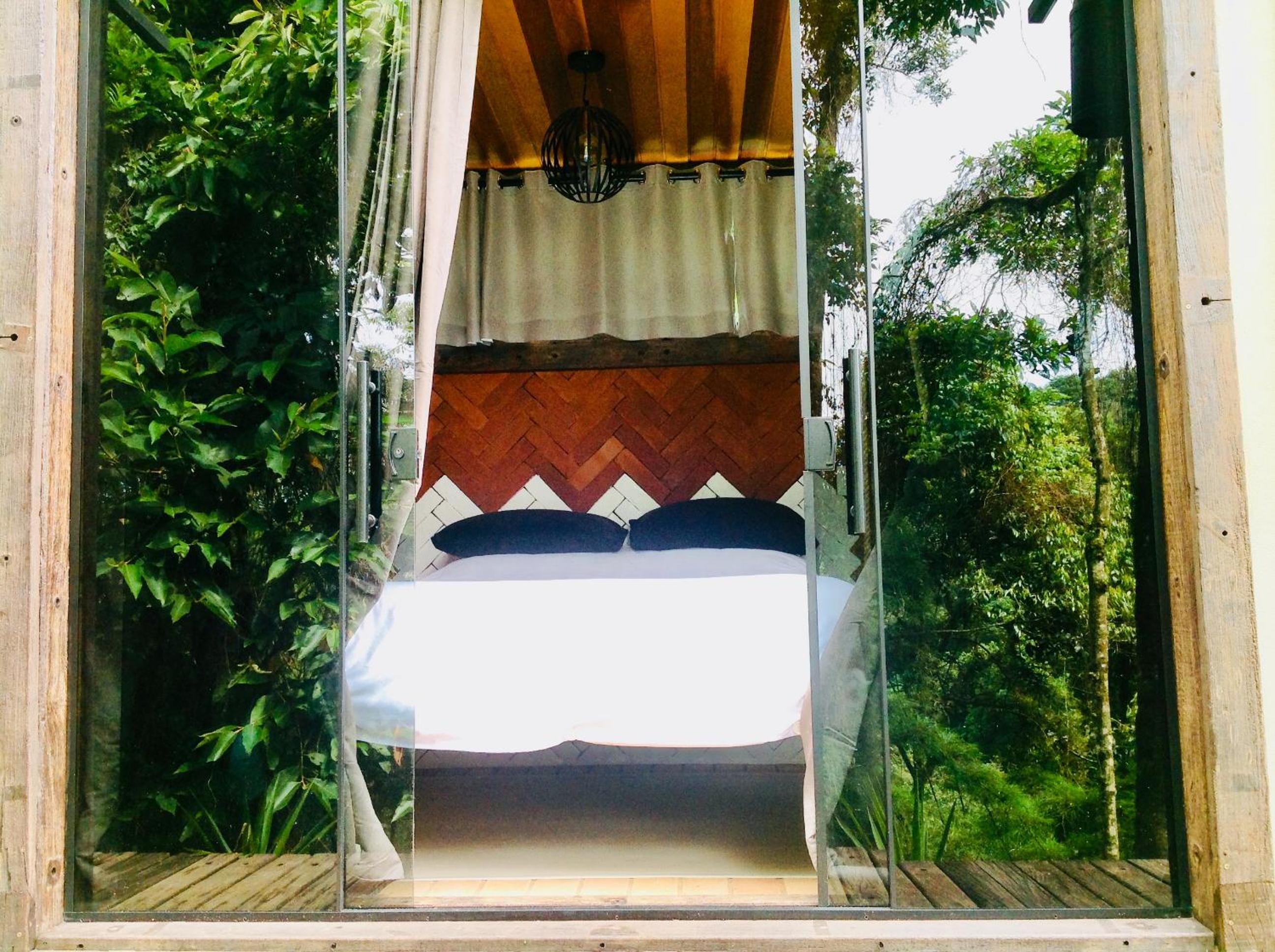 Casa Container 80 - Suítes privativas e sofisticadas integradas à natureza